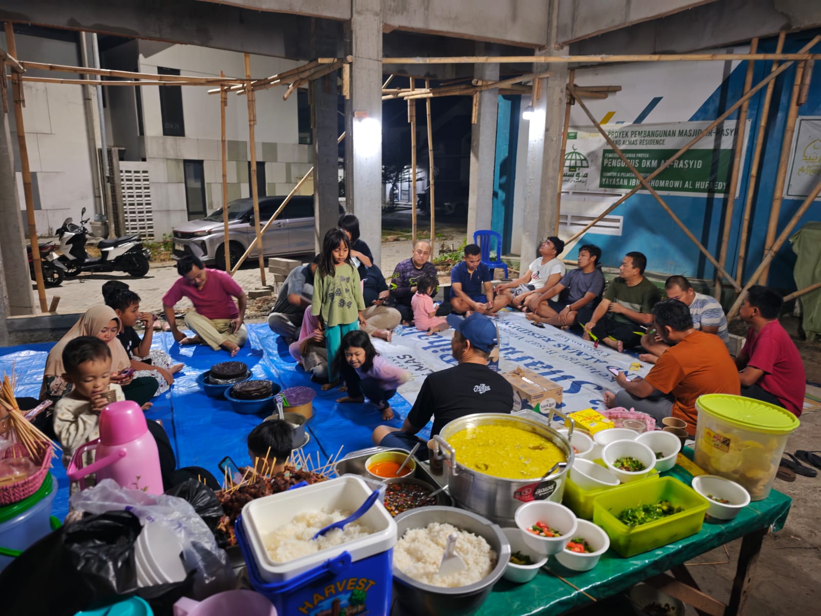 Kebersamaan Warga dan DKM Ar-Rasyid, Wujud Syukur dan Eratnya Silaturahmi